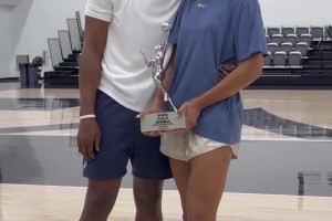 这两人生个娃不得了！😲阿德巴约此前拥抱祝贺女友阿贾获MVP