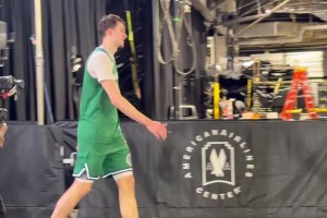 空砍新高51分！弗拉格有点开心不起来，但还是给小球迷耐心签名