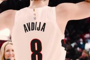 开拓者更衣室庆祝：罗威拉杨瀚森跳舞！小老板祝贺阿夫迪亚