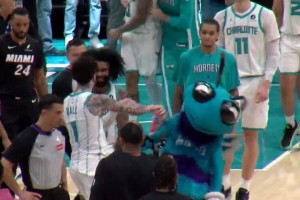 三球激情庆祝！黄蜂吉祥物跑过来挨了他一顿毒打😂😂