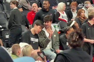 如今被大哥带进季后赛🥳杨瀚森此前用头靠阿夫迪亚肩膀😂