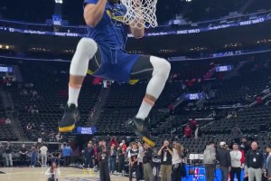 金州拉文上线~库里赛前秀自抛自扣！双臂“霸气”挂筐😂